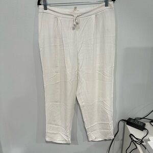 Riley & Rae Women's White Capris